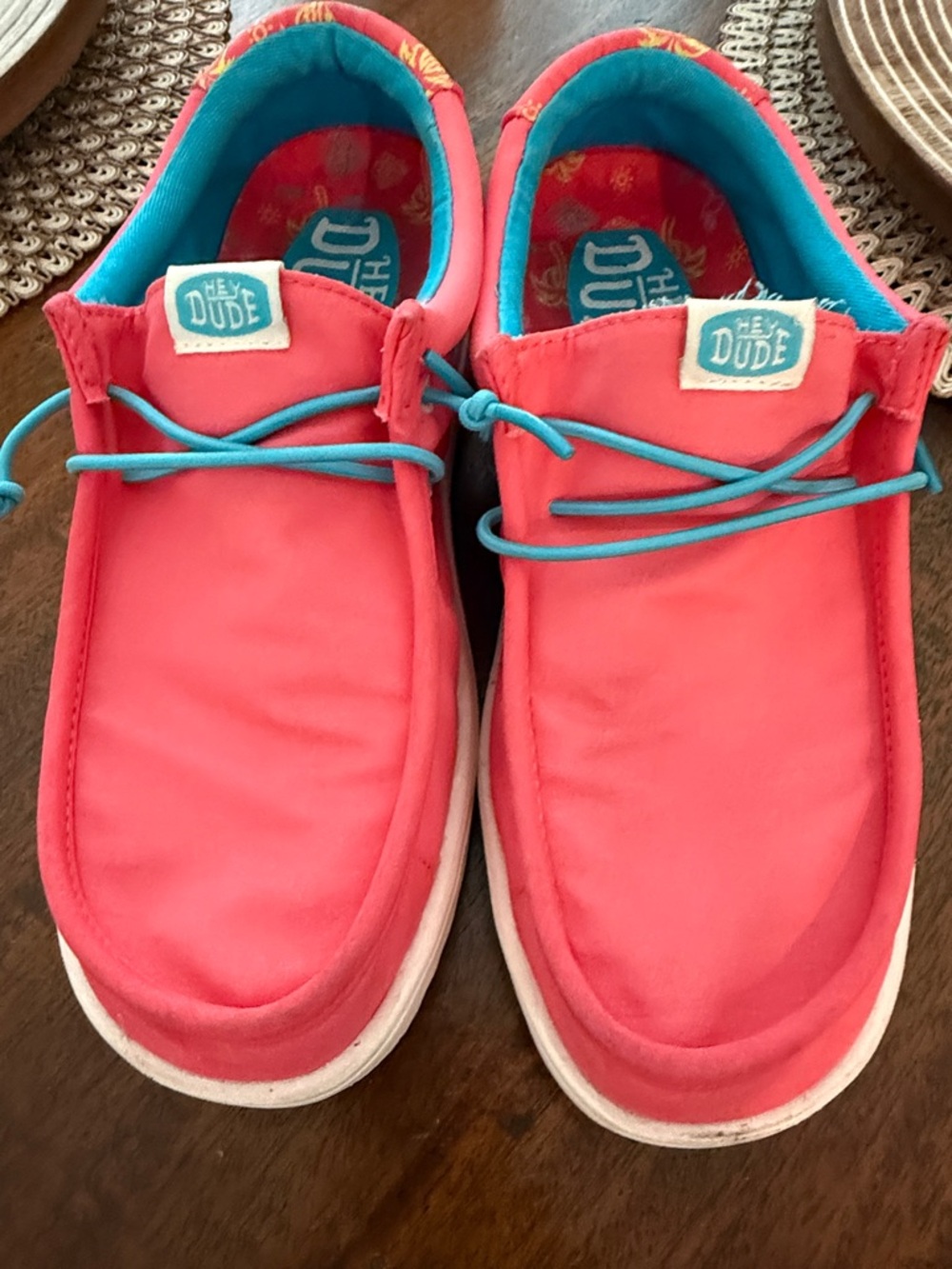 Hey Dude Kids pink Sneakers with Teal Accents. Men/big boy size 6